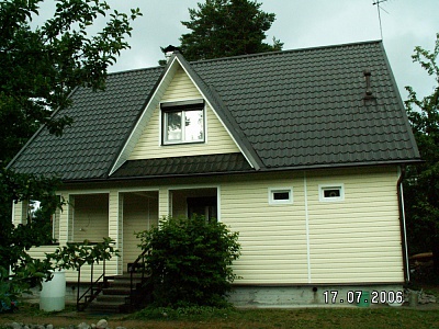 Традиционное сочетание: желтый фасад + зеленая крыша